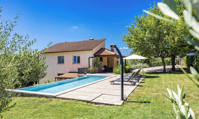 Trviz House | Inviting Holiday Home with Pool & Garden - Tervis