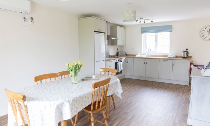 East Dereham House | Inviting Holiday Home: Pool, Sauna & Gym in Norfolk!