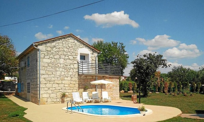 Kastelir-Labinci Villa | Idyllic Holiday Home with Pool for 4 in Kaštelir-Labinci