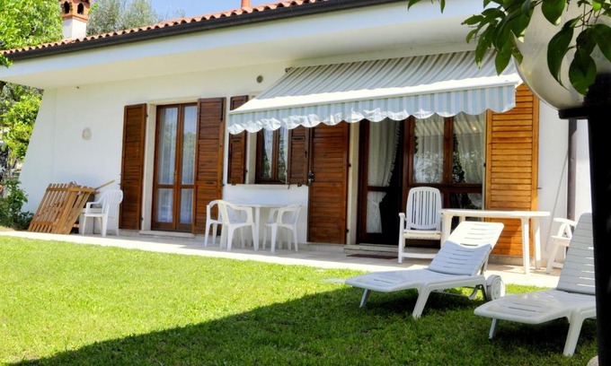 Montioni House | Cozy Holiday Home with Private Garden Near the Lake