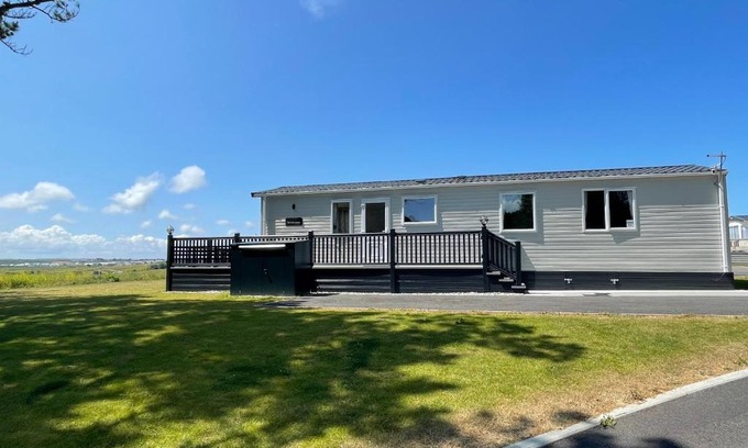 Newquay Resort | Holiday Home with Breathtaking Ocean Views & Pool Access