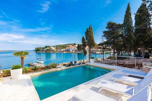 Zman Villa | Ideal Holiday Home with Pool and Ocean View in Dugi Otok
