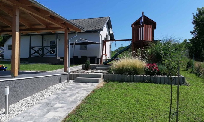 Belatelep House | Cozy Holiday Home with Ocean Views and WiFi Access