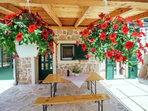 Obrovac House | River Canyon Retreat: Pet-Friendly Stay with Pool
