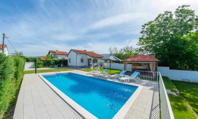 Blagaj House | Cozy Holiday Home ZLATAR Buna with Oceanfront Pool Views