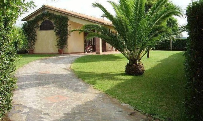 Castagneto Carducci House | Cozy Holiday Home in Castagneto Carducci with Pool