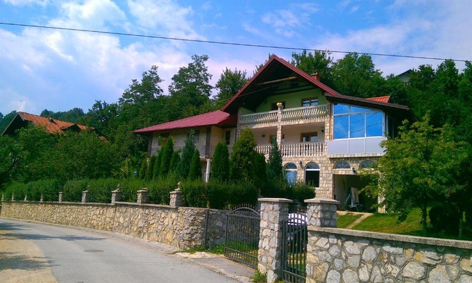 Hadzici House | Family-Friendly Holiday House Afan with Pet Amenities