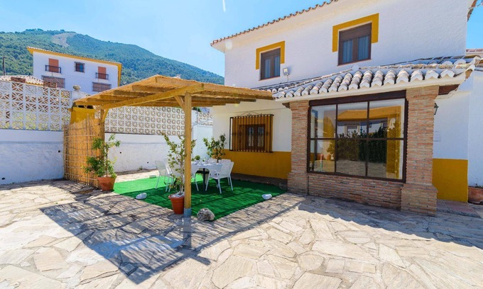 Alcaucin House | Family-Friendly Holiday House Alcaucin with Pool & Ocean View