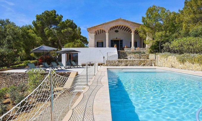 Mal Pas-Bon Aire House | Spacious Alcudia Holiday House for Groups with Pool & Kitchen