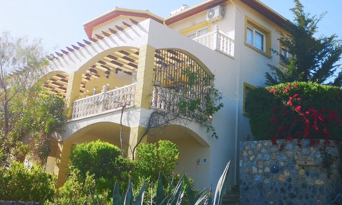 Yesiltepe House | Spacious Holiday House Alsancak with Private Pool & Ocean View