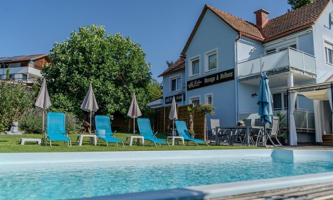 Bairisch Koelldorf House | Inviting Holiday House in Bad Gleichenberg with Pool & Spa