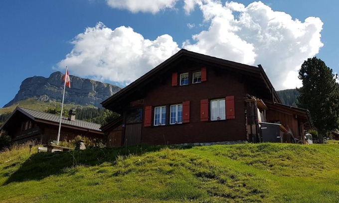 Axalp Ski Chalet | Cozy Holiday House Axalp for Families with Kitchen & Breakfast