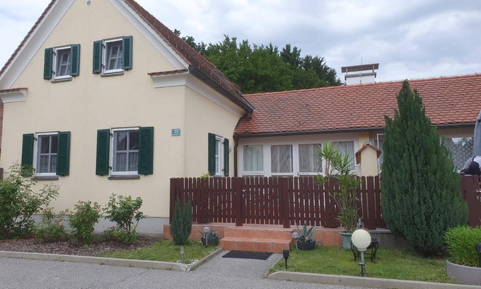 Wagerberg House | Cozy Holiday House in Bad Waltersdorf with Pool Access