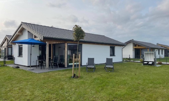 Butjadingen House | Cozy Holiday Home Butjadingen for 4 with Kitchen & Breakfast