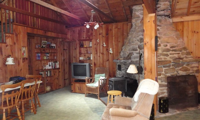 Coventry Cottage | Scenic Holiday House by the Lake with Pool & Ocean Views