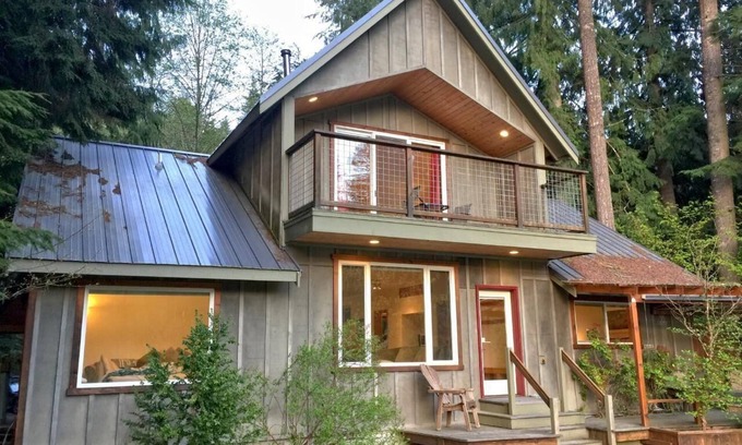 Glacier House | Spacious Holiday House Deming for Families with Kitchen