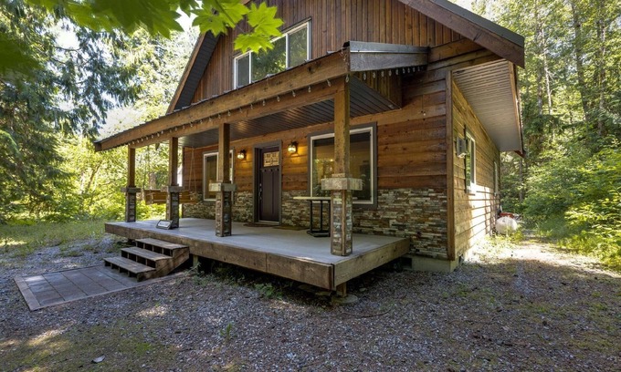 Glacier House | Spacious Holiday House Deming for Families and Groups