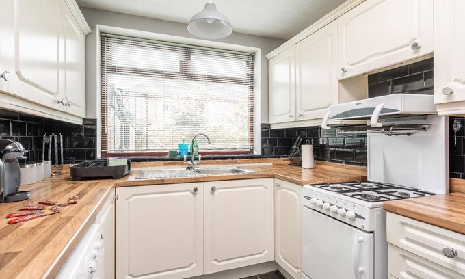 Droylsden House | Spacious Holiday House Droylsden for Families & Groups