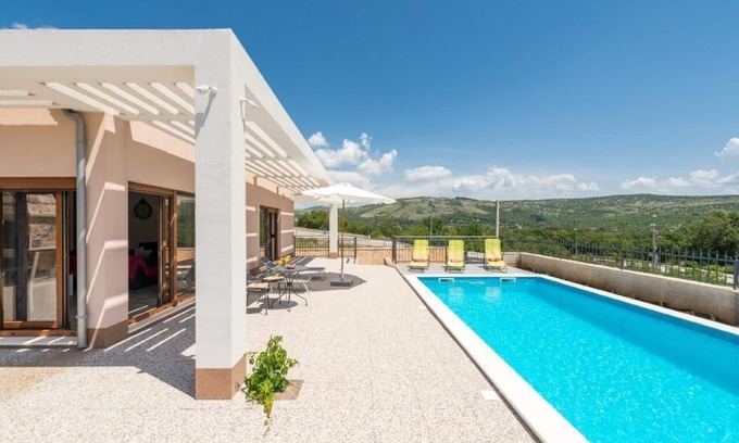 Dugopolje House | Family Retreat in Dugopolje: 3 Bedrooms & Spa Amenities