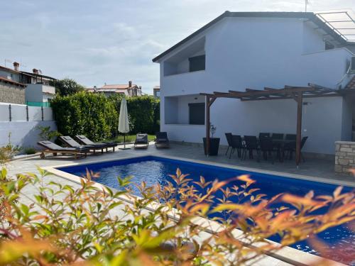 Radini Villa | Discover Holiday House Gabi: Oceanfront Oasis with Pool