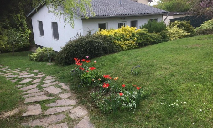Hagenbrunn House | Cozy Holiday Home Hagenbrunn for 4 with Kitchen & Breakfast