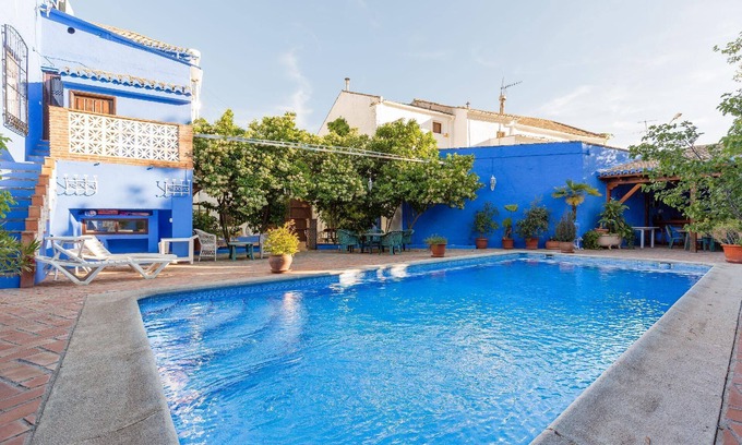 Illora House | Spacious Holiday House Illora - Perfect for Families & Groups