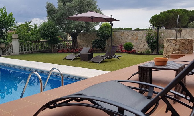 Vidreres House | Escape to a Poolside Holiday House in Vidreres with Basketball