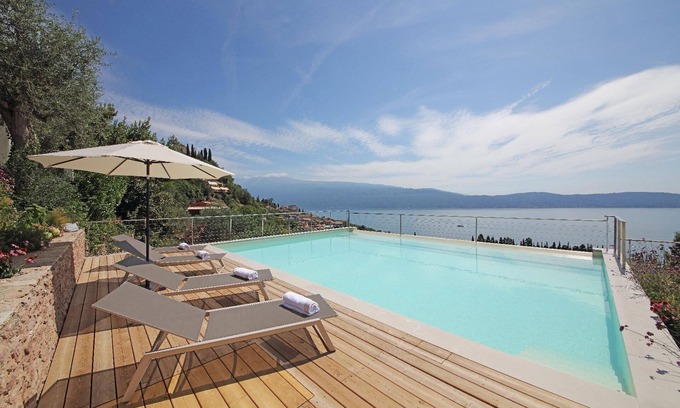Pulciano House | Spacious Holiday Home in Toscolano-Maderno with Pool