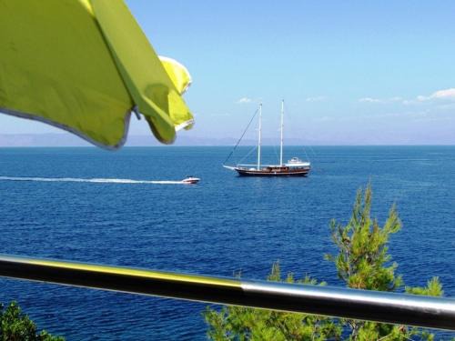 Gdinj House | Cozy Holiday House Jakov with Oceanfront View & Breakfast