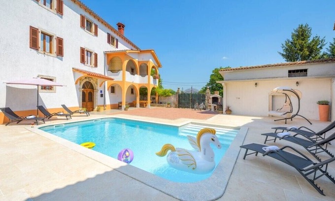 Tinjan House | Experience Holiday House Karla Valentina: 10/10 Rated Retreat