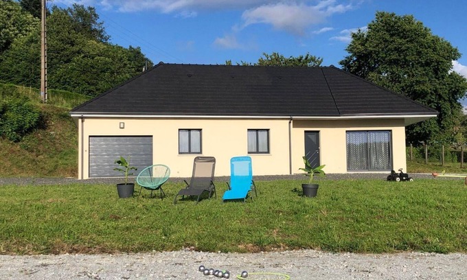 La Brionne House | Cozy Holiday House La Brionne with Kitchen & Family Space