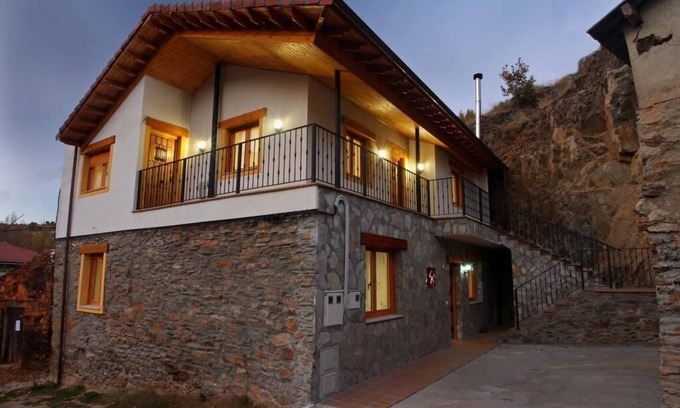 La Omanuela House | Cozy La Omañuela Holiday Home with Spa and Breakfast