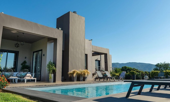 Alikianos House | Spacious Holiday House Lakki for Unforgettable Getaways