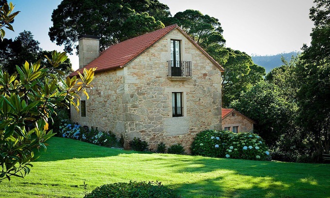 Laxe House | Spacious Holiday House Laxe with Pool and Spa Amenities