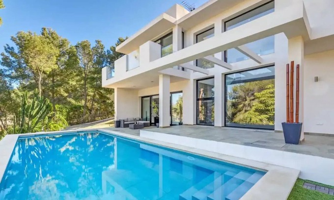 Badia de Palma House | Inviting Holiday House Magaluf with Private Pool & Kitchen