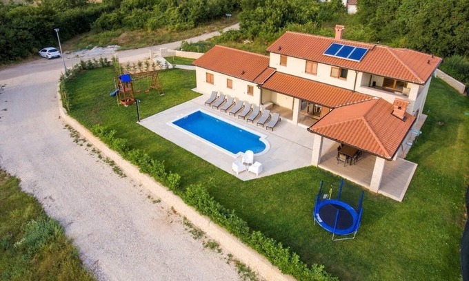 Nedescina House | Spacious Holiday House Nedescina with Private Pool & Kitchen