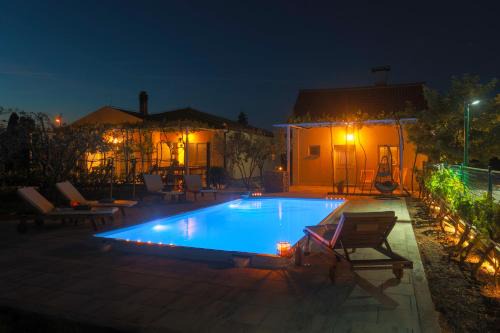 Drnis Villa | Pet-Friendly Holiday House Olive Tree with Pool & Kitchen