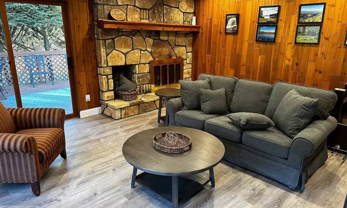 Monticello House | Cozy Haven at Holiday House on the Neversink for Families