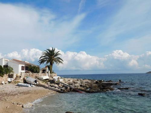 Milna House | Oceanfront Retreat at Holiday House Rivi - Guest Rated 10/10