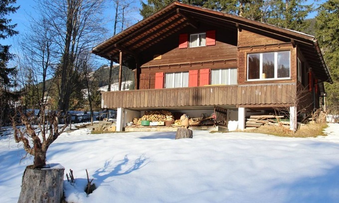Soerenberg Ski Chalet | Cozy Holiday House Sörenberg for 5 with Kitchen & Breakfast
