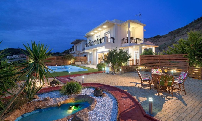 Pastida House | Cozy Holiday House Soroni for Families with Private Pool