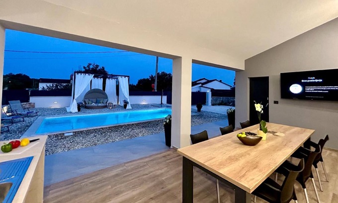 Rezanci House | Cozy Holiday House Svetvinčenat with Pool & Family Comfort