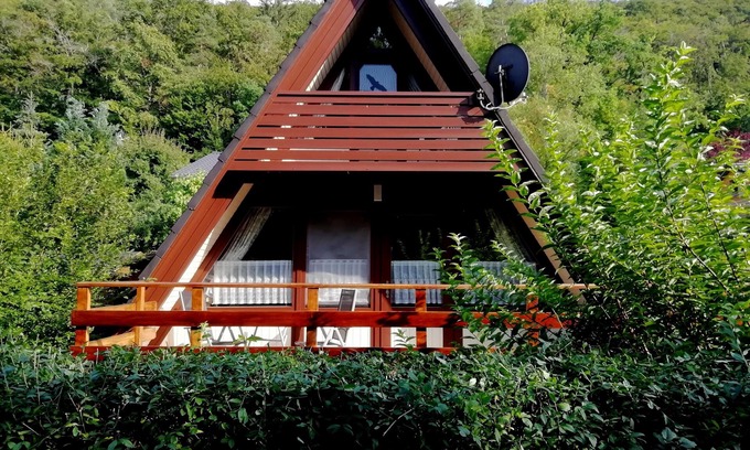 Kinding House | Pet-Friendly Holiday House "Tina" with Pool & Ocean Views