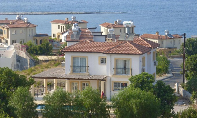 Bahceli House | Spacious Holiday House Tirmen with Private Pool & Kitchen