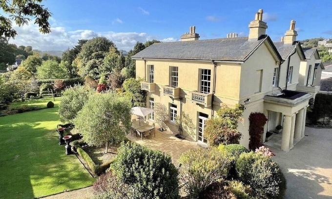 Torquay House | Spacious Holiday House in Torquay for Up to 10 Guests