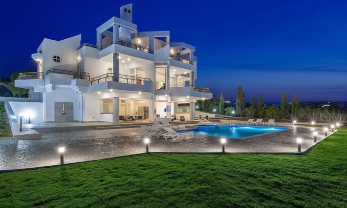 Petaloudes House | Spacious Holiday House Triánda with Private Pool and Kitchen