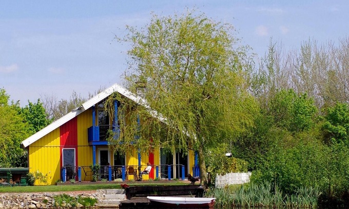 Twist House | Spacious Holiday House Twist for 1-11 with Hot Tub & Kitchen
