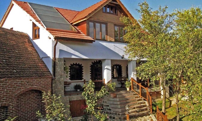 Saliste House | Spacious Holiday House Vale: Family Retreat with 4 Bedrooms