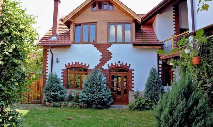 Saliste House | Spacious Holiday House Vale for 5-10 with Family Amenities