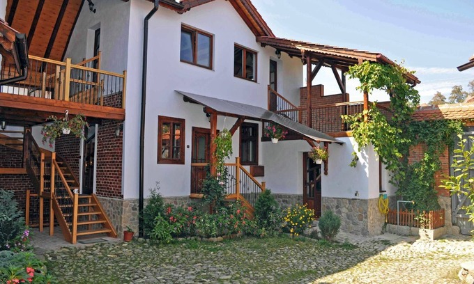 Saliste House | Cozy Vale Holiday House: Family-Friendly Stay with Kitchen